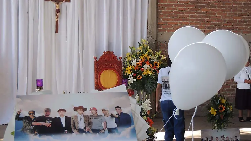 Entre aplausos y porras despiden a los ocho jóvenes víctimas de una masacre en Salamanca  
